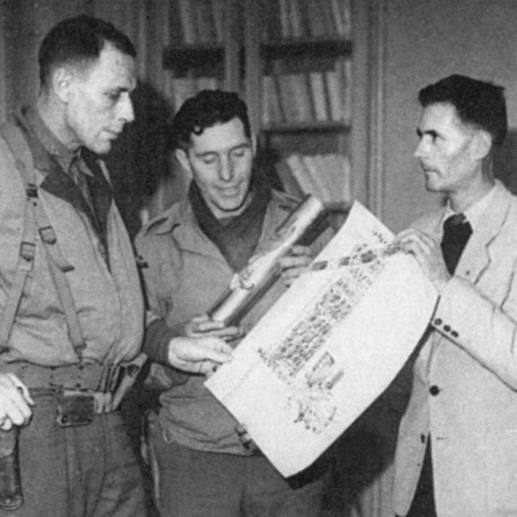 Jean Prouvé et le colonel américain B. B. Miltonberger (à gauche), à la mairie de Nancy, 1944.