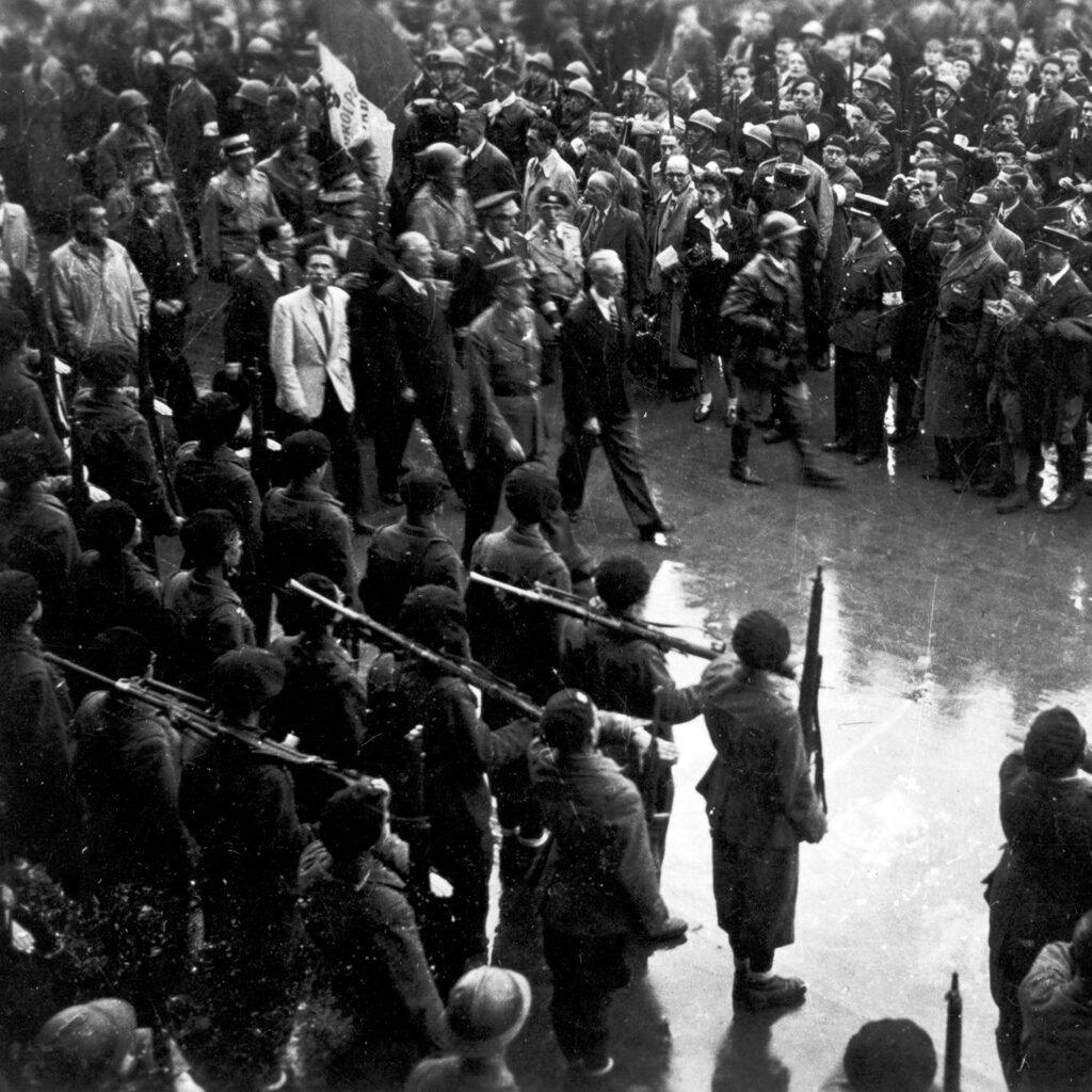 Visite du général De Gaulle entouré du commissaire de la République Chailley-Bert et de Jean Prouvé, maire de Nancy, 25 septembre 1944.