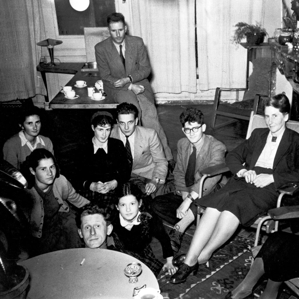 La famille Prouvé, dans son appartement place de la Carrière, Nancy, c. 1949.